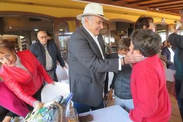 El exconcejal Antonio Benítez recibe el reconocimiento de amigos y familiares en su 80 aniversario/TA.